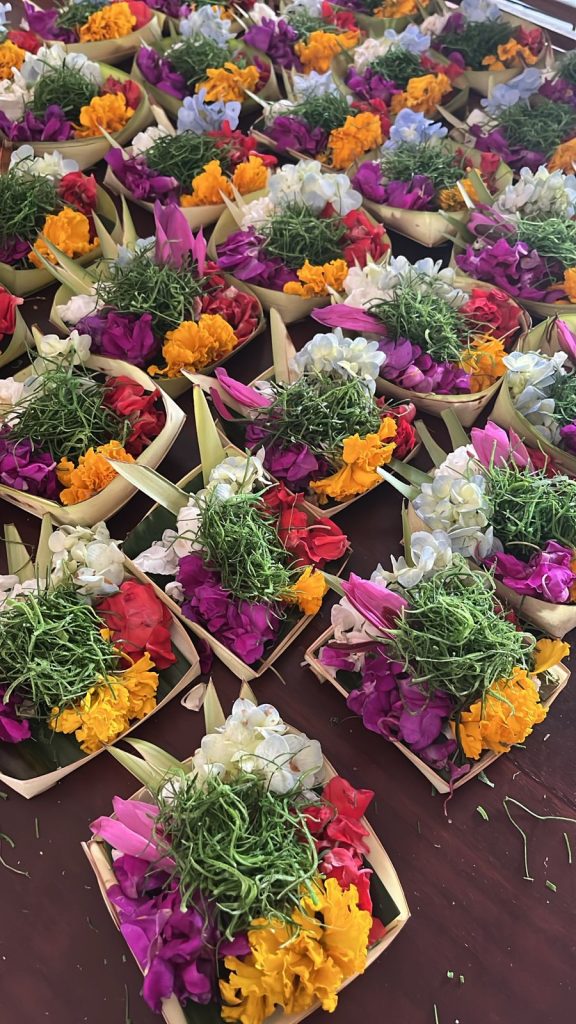 Offrande traditionnelle balinaise lors d’une cérémonie culturelle à Bali